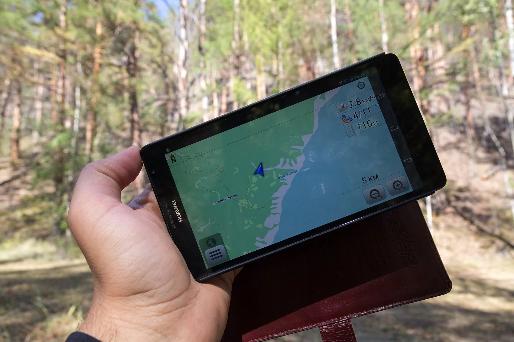 Smartphone con mapa GPS usado como prueba digital en un caso de caza